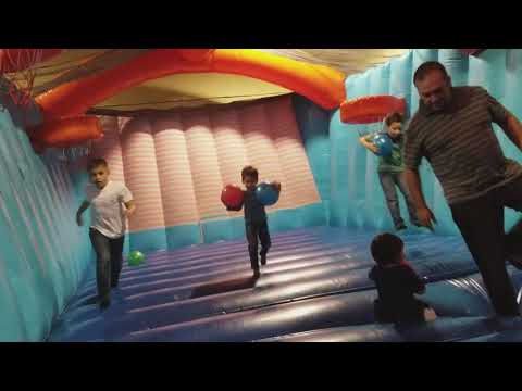 Papi en el brincolín