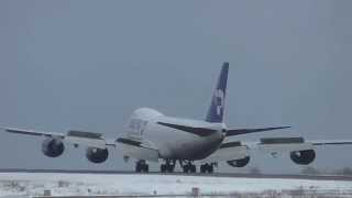 preview picture of video 'Panalpina 747-800f crosswind landing at ELLX'