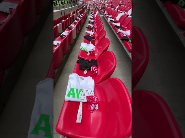 Vídeo relacionado con Kit regalo personalizado para aficionados del Rayo Vallecano | Taza personalizada Ser del Rayo mola un huevo + Caramelos divertidos + Pulsera sorpresa | Regalo para Rayistas, fútbol, Navidad