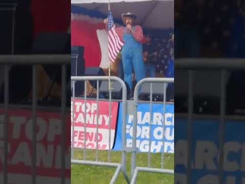 Sacha Baron Cohen sing along