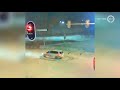 Politieauto maakt donut