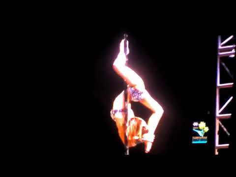 Contortion en un palo...bien buenota..sabrosa