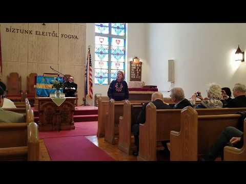 Csonka Tünde énekel a New York-i Független Magyar Református Egyházban