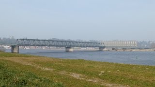 preview picture of video 'Hohnstorf, Germany: Elbufer am Deich (Elbe Riverside, Dike), Elbbrücke Lauenburg - 4K Video Photo'