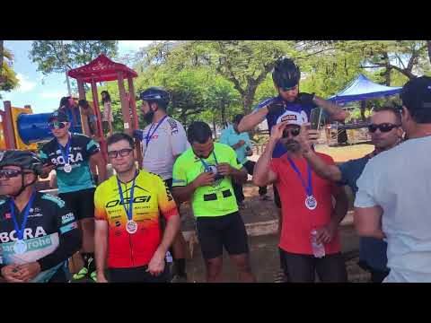 ciclista entregando as medalhas todos regiões competidores cidade Perdizes Minas Gerais