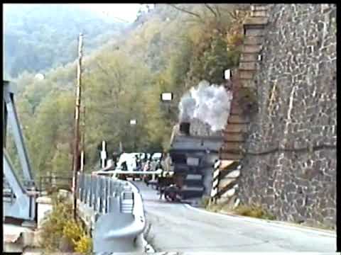 Treno a vapore linea Ovada-Genova _ passaggio a livello, ponte e galleria (filmino 8 mm)