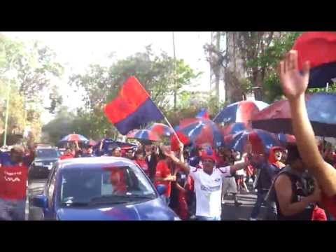 "Gurkas LBDA caravana al estadio 2013" Barra: Gurkas &bull; Club: Jorge Wilstermann