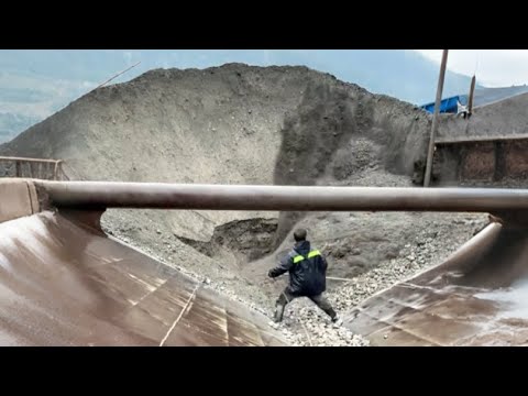 Barge unloaders 4,300 tons of ore and cobblestone in the rain - Vlog of work on the barge