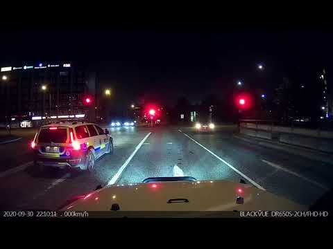 Rödljuskörning framför en Polisbil - Running a red light in front of a Police car