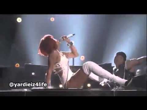 Rihanna and Britney Spears Kiss at the 2011 Billboard Music Awards