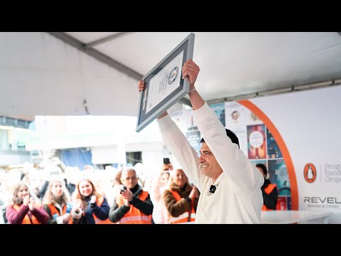 Eloy Moreno bate el récord mundial de libros firmados