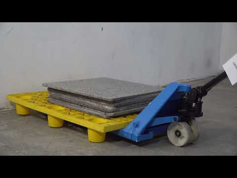 Paleteira Hidráulica Paletrans TM 2220  Capacidade 2.200 kg  Roda Simples  Revisada e Restaurada com Jateamento de Granalha e Pintura Epóxi-Medida Garfos com 68 mm (externa), 36 mm (interna),comprimento de 240 mm e comprimento total de 256 mm.