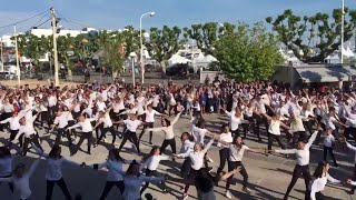 Pour les 25 ans de &quot;La Cité de la peur&quot;, ces fans ont organisé à Cannes... une carioca géante !