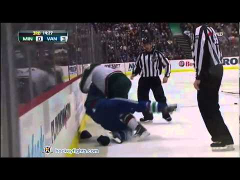 Brad Staubitz vs Andrew Alberts, Dec 19, 2011   Wild vs Nucks   hockeyfights com