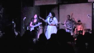 La Santa Cecilia - Falling