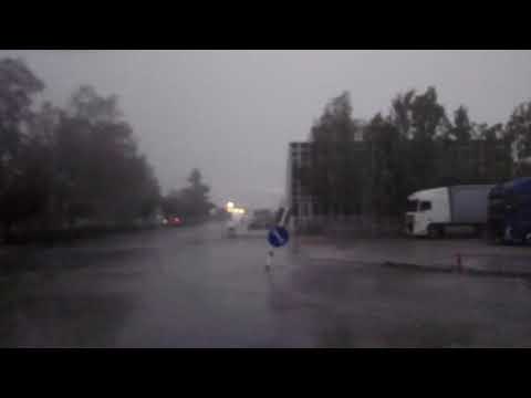 Mini veterná smršť s dažďom nmnv s podchodu