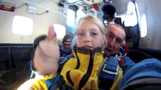 preview picture of video 'Tandemsprung Skydive Klatovy von Laura 9 Jahre aus Regensburg Lappersdorf'