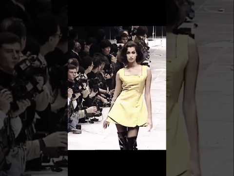 Yasmeen Ghauri for Versace#yasmeenghauri #runway #versace #catwalktour #fashionrunway #moda