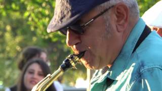 uzun ince bir yoldayım. (Sokak sanatçıları)