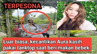 Download lagu Luar biasa, kecantikan Aura kasih pakai tanktop saat beri makan bebek. mp3
