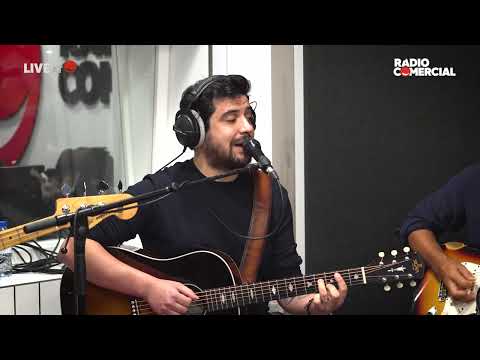 Rádio Comercial | Os Quatro e Meia e Miguel Araújo cantam "Tiques de Rico"