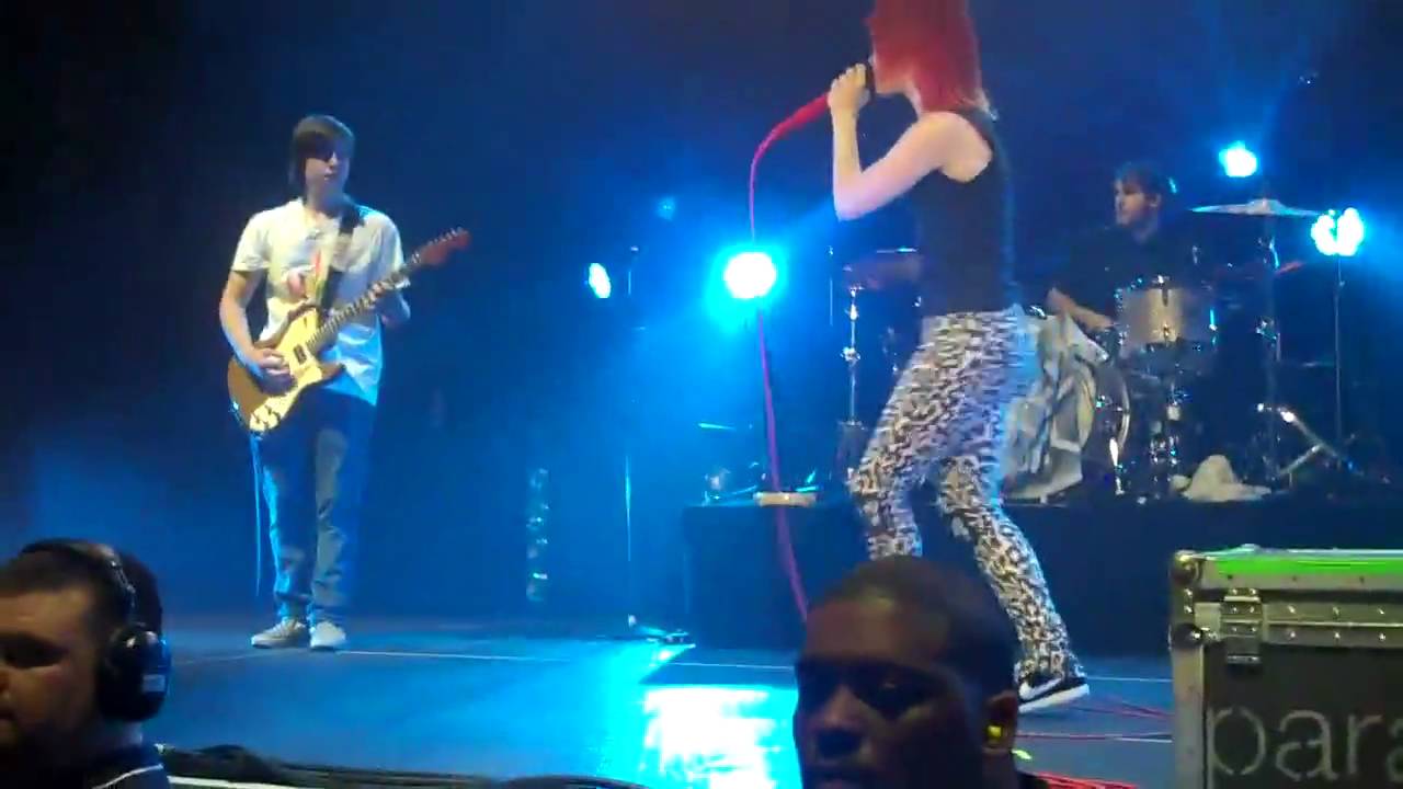 paramore lets fan play guitar on stage - YouTube