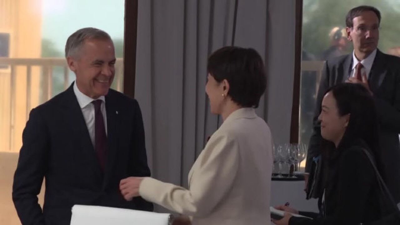 "Ma quanto sei alto?", Meloni scherza con l'Emiro del Qatar al Thani al G7