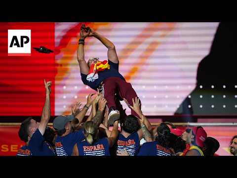 Video Thumbnail: Spain players throws Luis de la Fuente in the air during World Cup parade