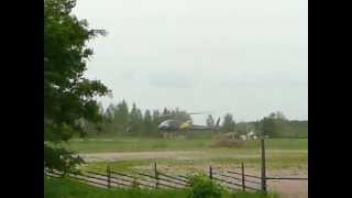 preview picture of video 'Helikopteri laskeutuu Vuolenkosken urheilukentälle.MOV'