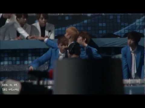 121229 sbs 가요대전 스머프들 관람석(?)에 앉아요