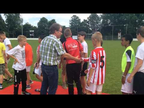 Bestorming podium door winnaar SV Geinoord op Brederodes toernooi 2014