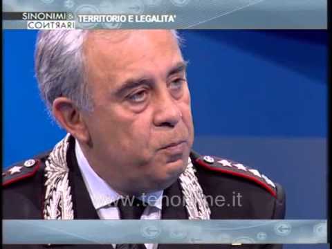 La maschera cinese da pigmentary nota su una faccia La sua faccia coperta con lentiggini