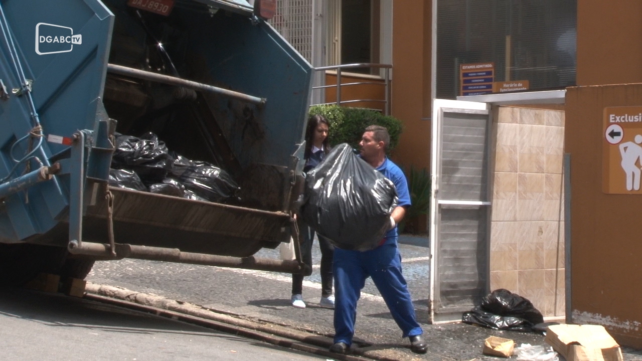 Após acordo, coletores encerram greve em São Bernardo;