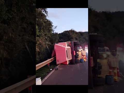 Carreta tomba na BR-386 em Pouso Novo e bloqueia faixa da rodovia