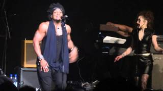 D&#39;Angelo Performing his new song &quot;Sugar Daddy&quot;