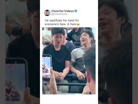 He sacrificed his hand for everyone’s face. A hero 😂. 🎥 by: yunna.vhang Tktok