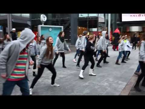 Lambertseterrevyen 2014 - PÅ OVERTID - Flashmob - All I want for christmas is you