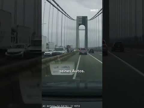 NEW YORK: Lkw verliert Holzbrett – es kracht mit voller Wucht in ein Auto auf der Brücke! #shorts
