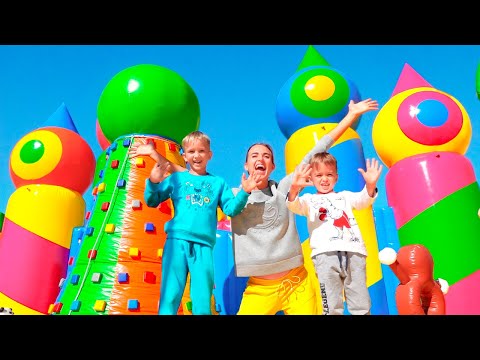 Vlad i Nikita na świecie Największy domek do skakania dla dzieci