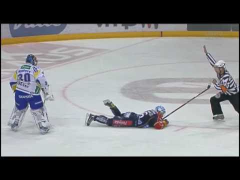 Mika Norosen kirvesisku Teemu Pulkkiseen - Jokerit-Lukko 5.3.2011