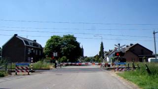 preview picture of video 'Passage a Niveau/ Spoorwegovergang Oost Maarland/ Railroad-/ Level Crossing/ Bahnübergang'