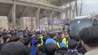 Suwon Samsung fans blocking the road,bus moving backwards 20231202 K-League