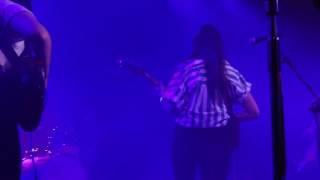 Castigadas en el granero - Hinds (Fka Deers)