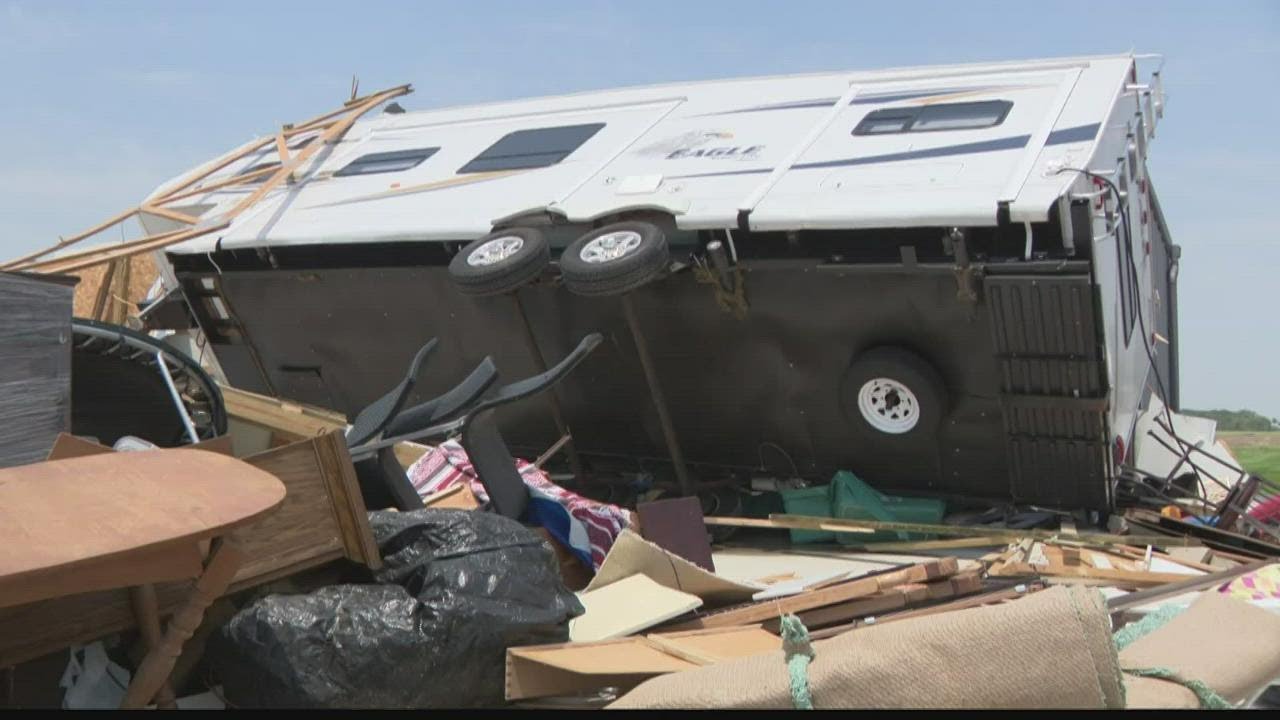 EF1 tornado plummets through property in Illinois