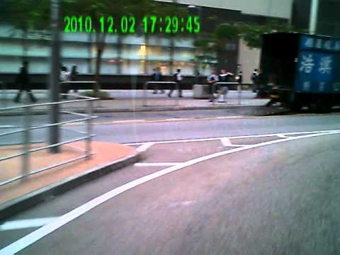 的士衝燈險相撞