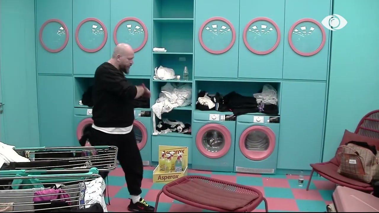 Gerti kthen dollapin “përmbys”, vendoset në kërkim të cigareve të Gjestit