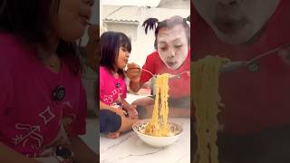 Download lagu Bego & Alana Eat Noodles ❗️ mp3