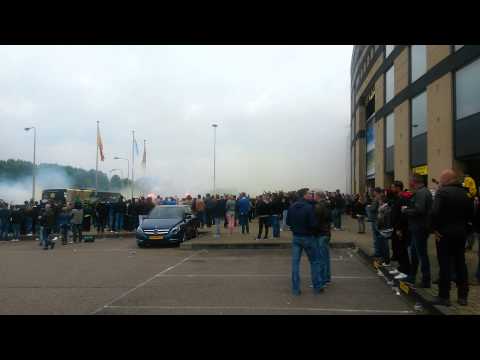 Roda - Emmen playoffs aankomst spelersbus sfeer