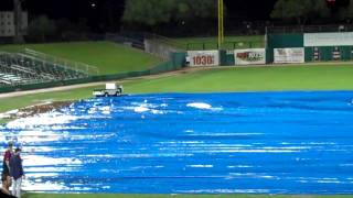 preview picture of video 'Getting the raincover on, Tucson Padres game'