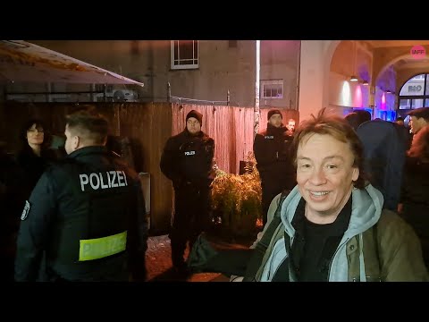 Karsten Troyke singt bei Polizeieinsatz wegen angeblichem Kunstraub der IAFF am 10. Dez 2023, Berlin